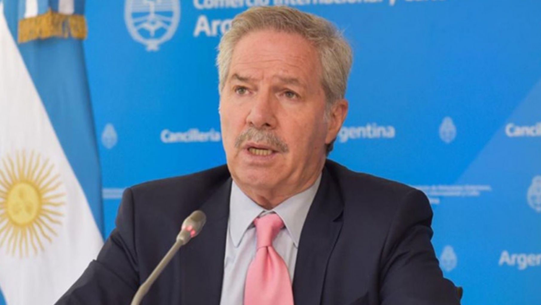 Tibio respaldo de Felipe Solá a Juan Grabois luego del episodio en Colombia